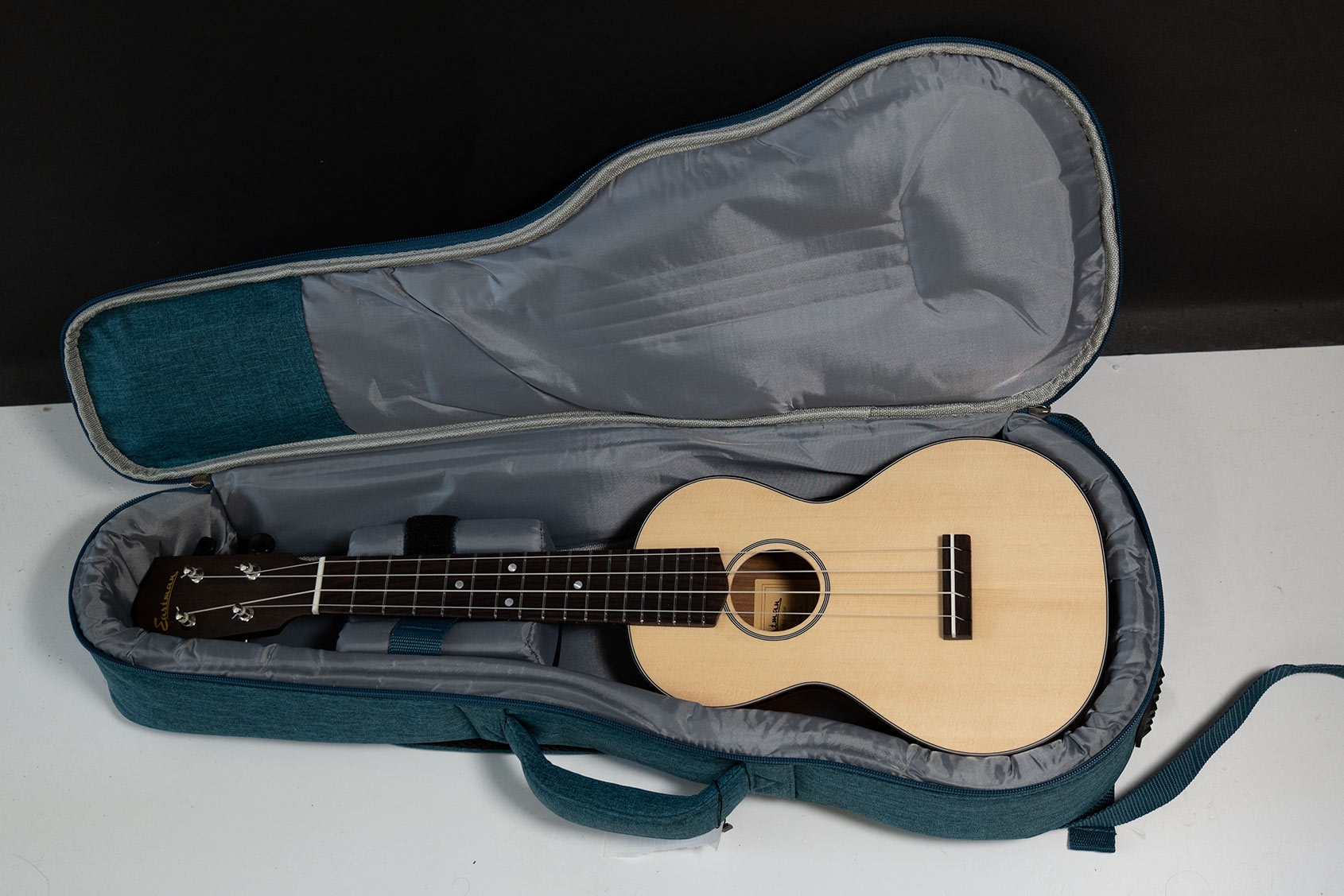 Eastman EU2 C Natural Mahogany Concert ukulele