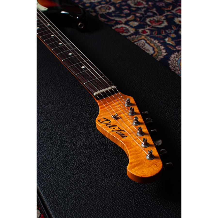 Del-Tone 60s S-style 3-tone Sunburst Light Aged Del-Tone 60s S-style 3-tone Sunburst Light Aged