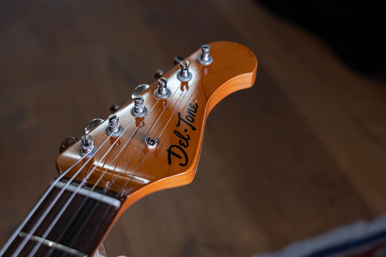 Del-Tone 60s S-style Gold Sparkle