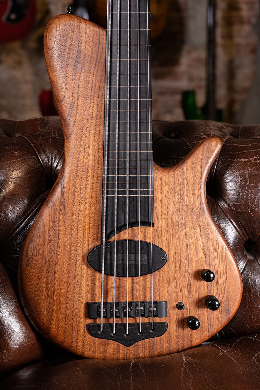 Franz Bassguitars Sirius 5 Fretless Walnut