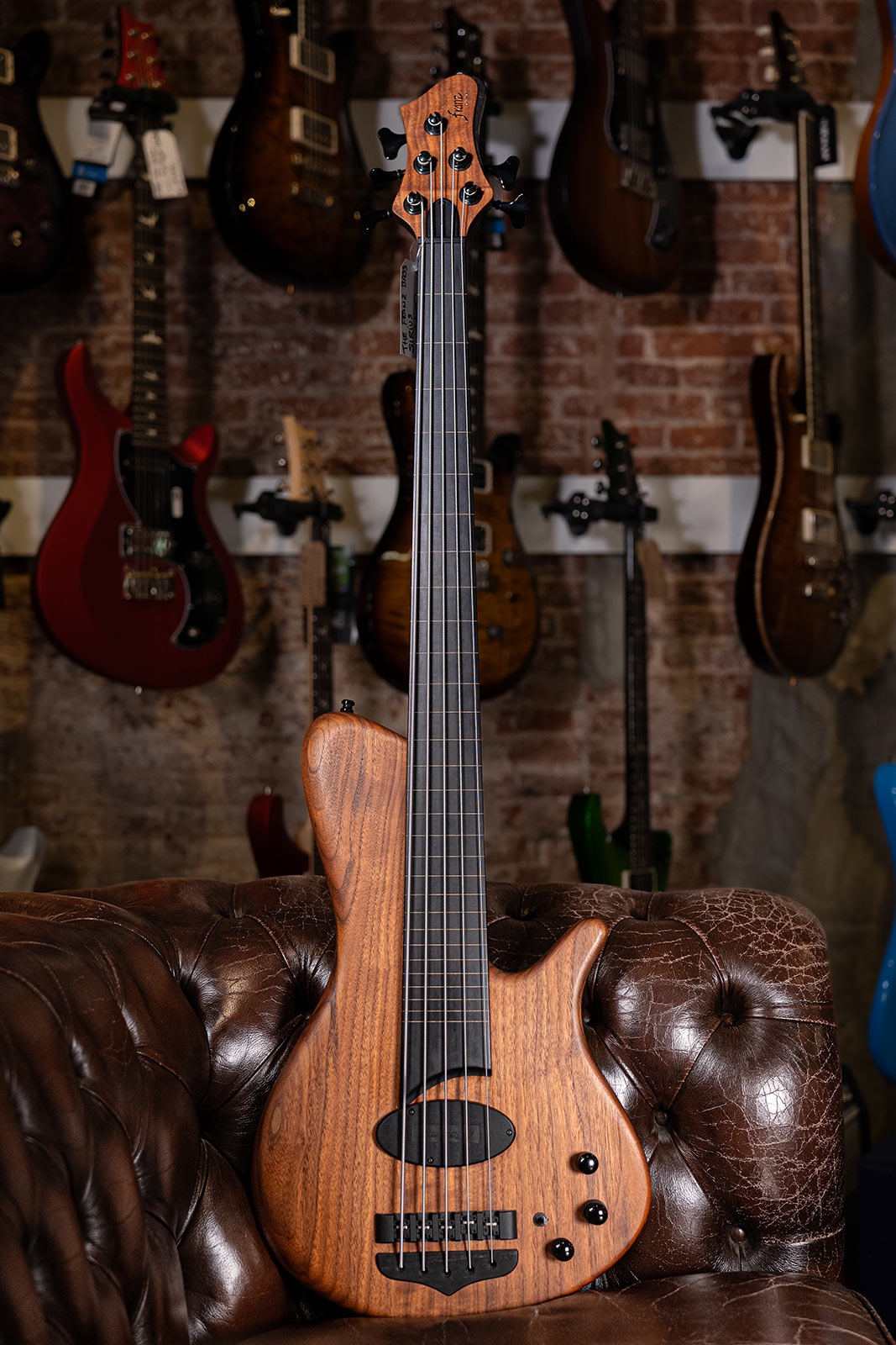 Franz Bassguitars Sirius 5 Fretless Walnut