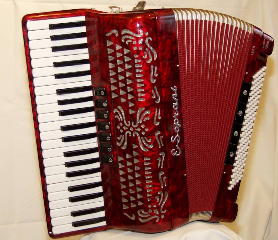 E. Soprani Accordeon 120Bas 3 Korig Rood