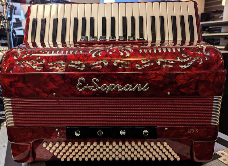 E. Soprani Accordeon 120Bas 3 Korig Rood