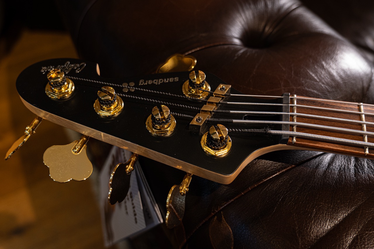 Sandberg California VM5 Matt Black Ash Gold Hardware