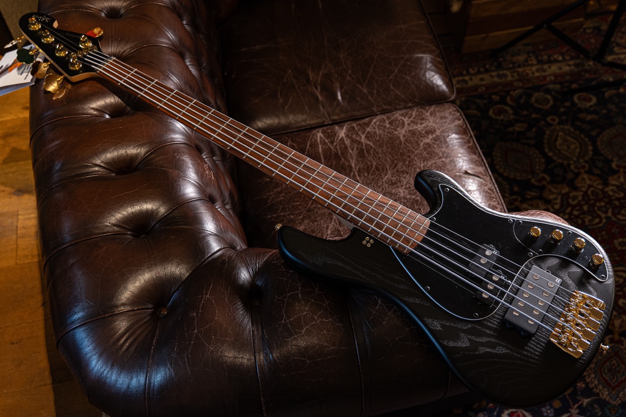 Sandberg California VM5 Matt Black Ash Gold Hardware